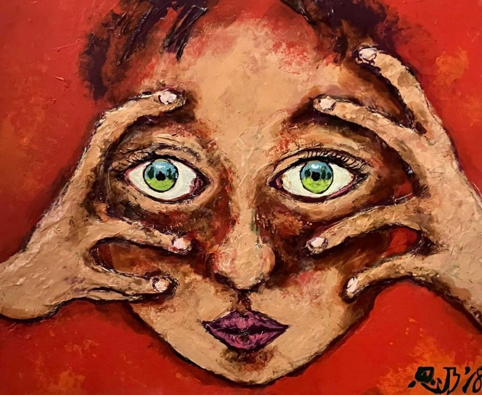 Fondo rojo, la mayor parte ocupa un rostro. Se ve un poco el copete, tiene ojos
					exageradamente grandes. Coloca las manos alrededor de los ojos y entre los del
					medio y anular se asoman esos ojotes que tienen reflejos de un paisaje con
					cielo azul, unas bebés blancas y los árboles. Este
					cuadro nació por la petición de una amiga ciega, ella quería organizar un
					evento donde las personas con discapacidad pudieran vender productos y quería
					que mi obra sea para el cartel. En la junta para el dicho evento, una persona,
					quien convive con personas ciegas, planteó su idea de la imagen de una chica
					tapándose los ojos, que se asomara entre los dedos viendo algo, la idea era una
					persona ciega que pueda mirar lo que ella quisiera. Por eso en los ojos de la
					chica se refleja un paisaje representando el poder de mirar a su manera.